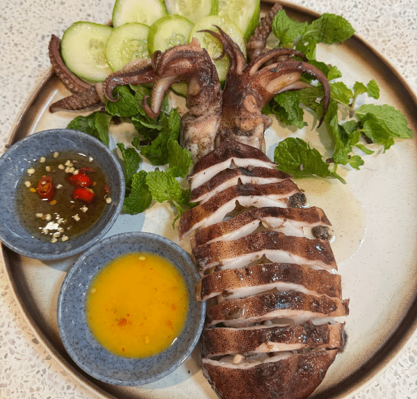 Mực hấp kèm nước chấm