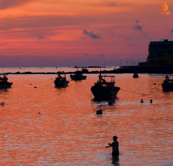 Ngắm hoàng hôn bờ kè Ngũ Phụng